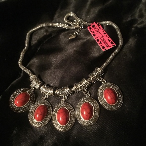 Betsey Johnson Jewelry - Oval Red Necklace 19”